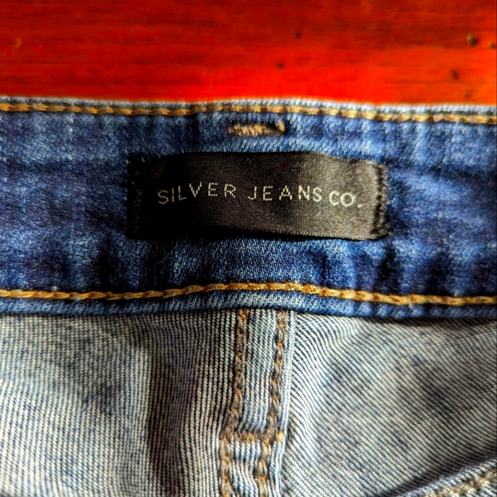 Ladies Silver Suki jean capri waist 29, leg 22"